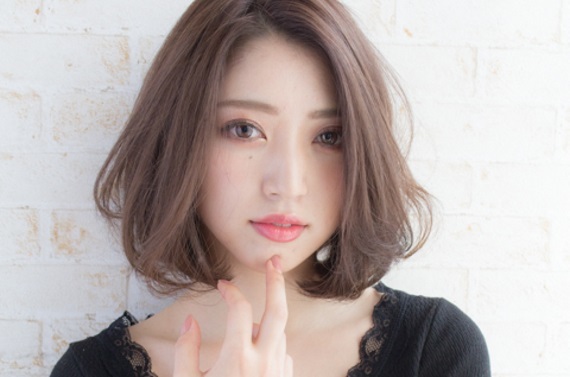 綺麗な髪色の女性