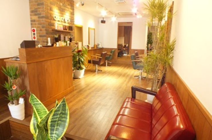 淡いカラーの女性